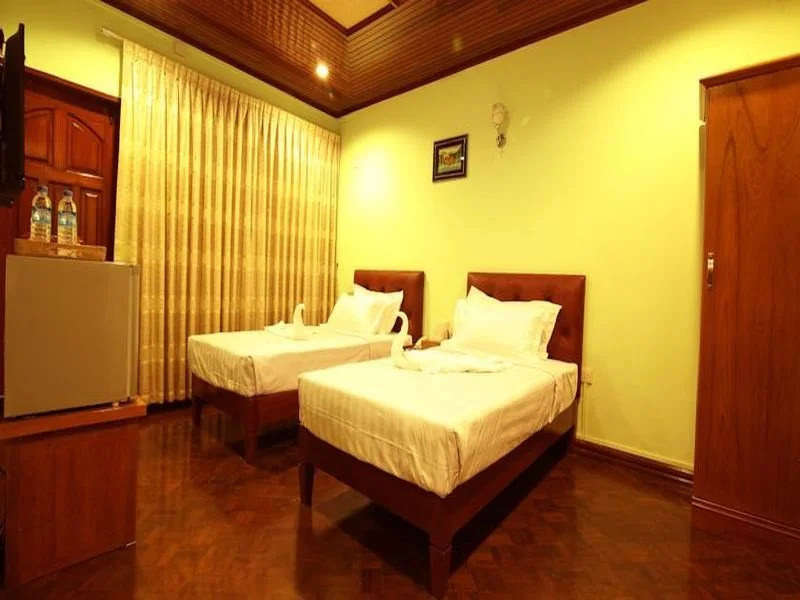 Inn Hundred Moon
