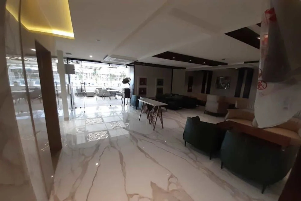 Hotel 18 Keys