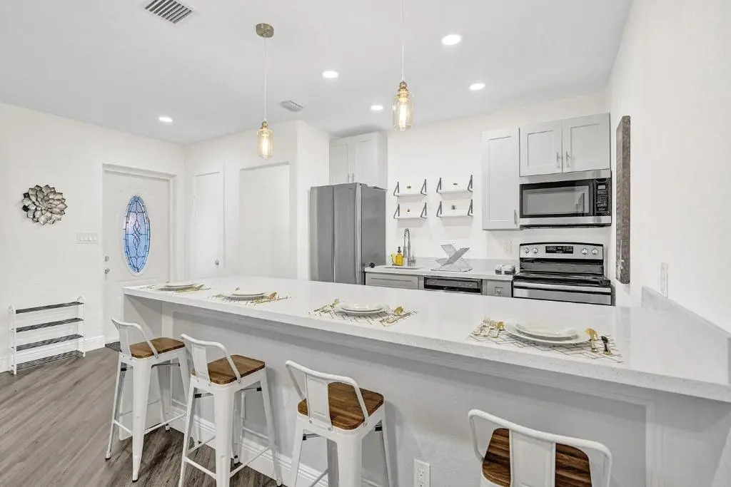 BRAND NEW 4Bed/2Bath - Renovated Luxury Stay
