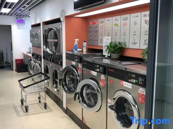 Aiyi Hotel (Shanghai Luohe Luo Donglan Road Subway Station)