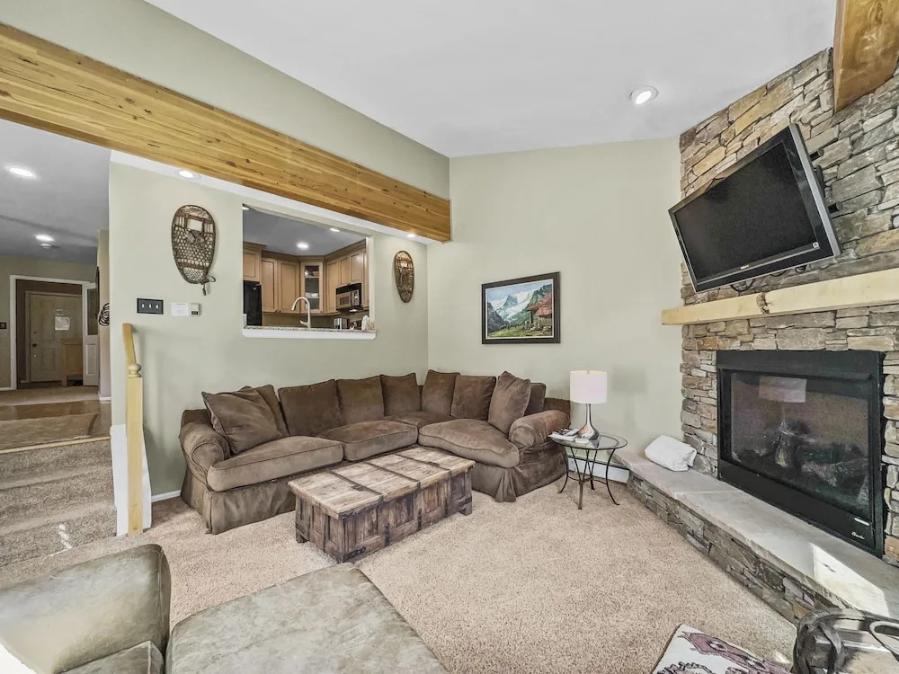 Private Dog Friendly Home Boasts Incredible Views - WD25 by RedAwning