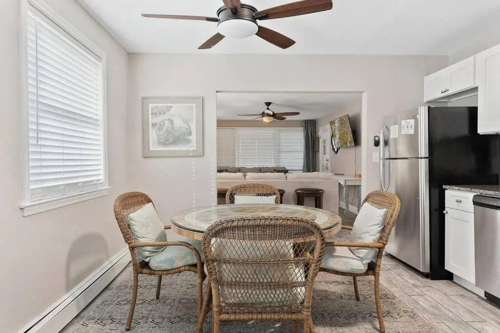 Bright Cozy 2 Blocks to the Beach Parking