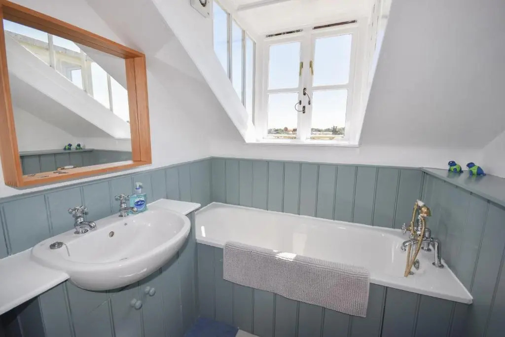 Arden Villa, sleeps 8, moments from the golden sandy beach of Ryde