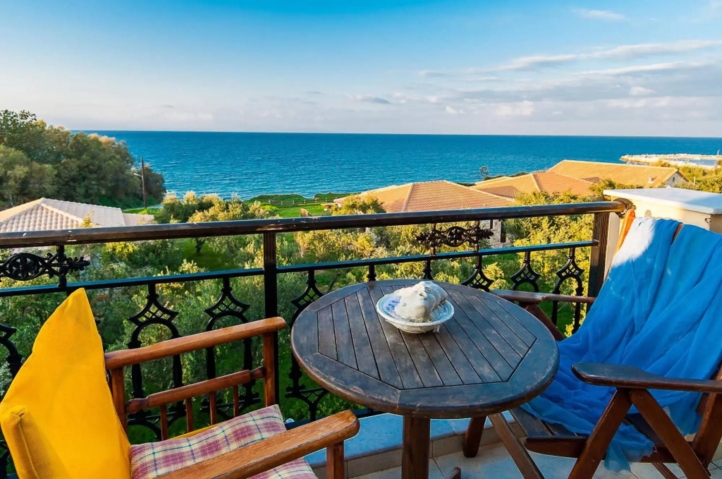 Kavos Psarou Studios & Apartments