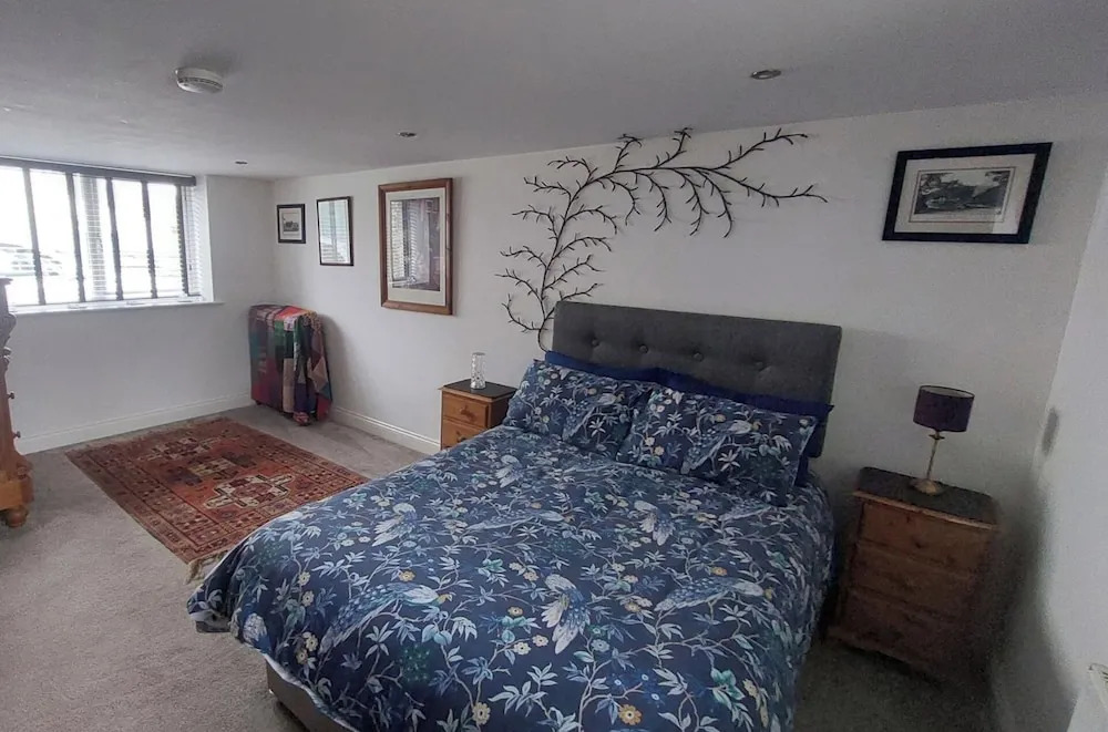 1 Bed Flat - Sleeps 4 - Garden - Parking - Wifi