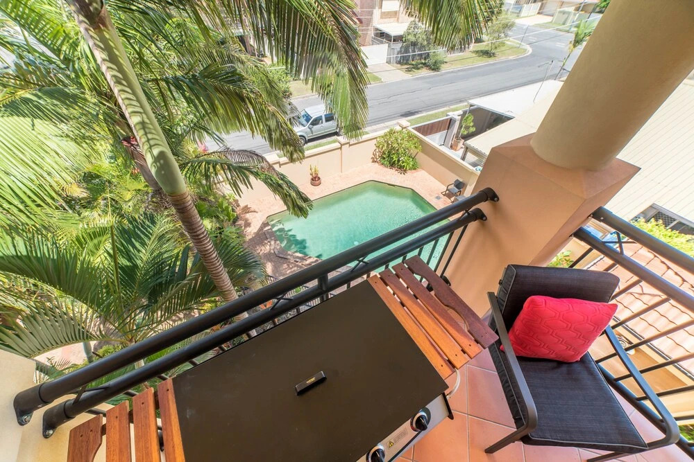 Beachside Gold Coast Apartment With Pool