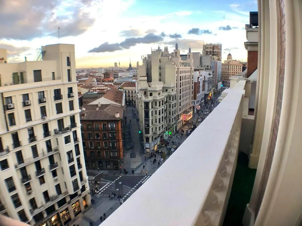 Studio in Madrid, With Wonderful City View and Wifi