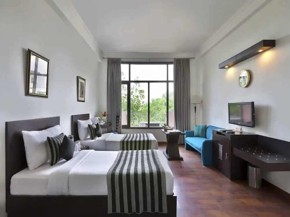 Edition O 30065 Regale Inn