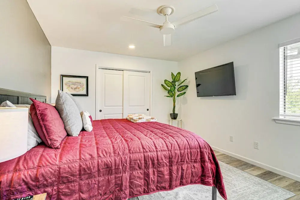Convenient Bryan Townhome w/ Patio < 3 Mi to A&m!