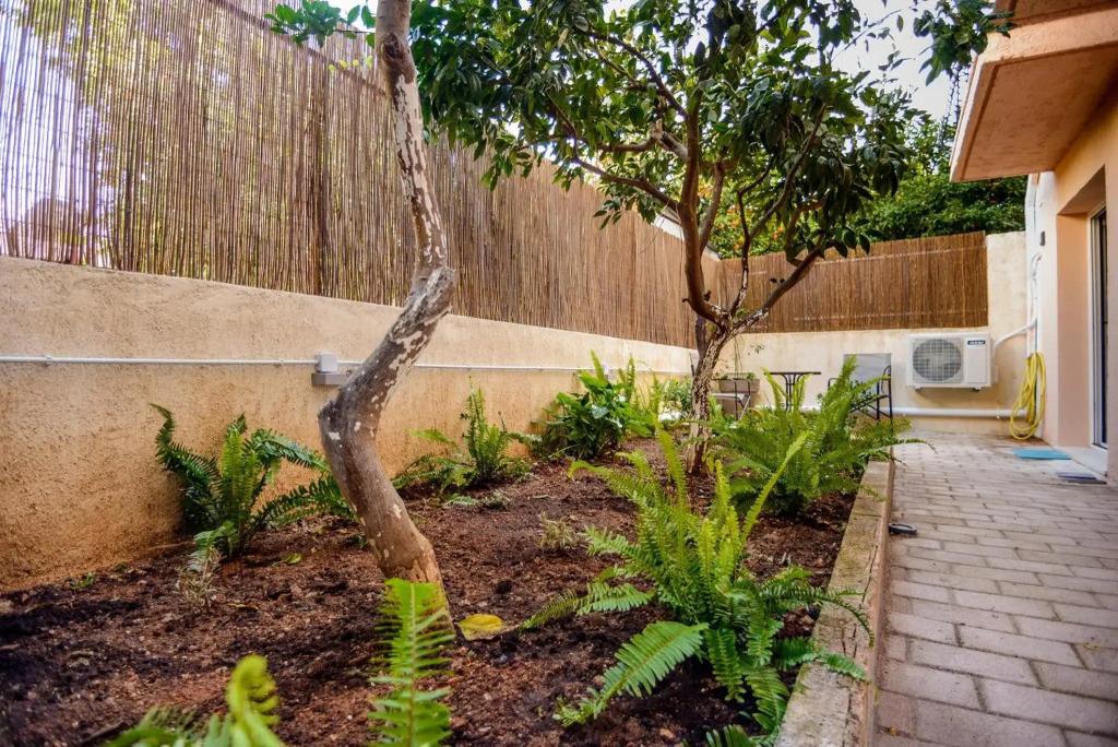 Nikos' Garden Apartment