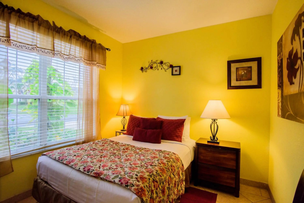 8BR -private swimming pool -gated resort community -suitable for family & group getaways -5 miles to Disney