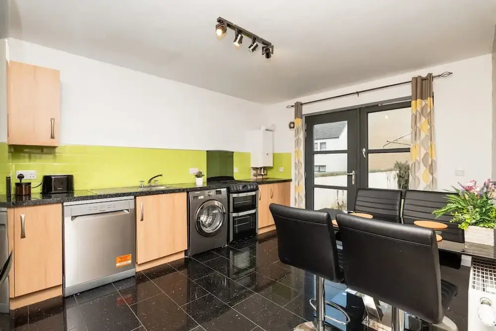 3 Bedroom House - Free Parking