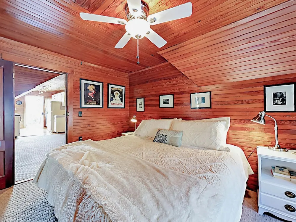 Romantic Crowâ€™s Nest Hideaway 1 Bedroom Apts