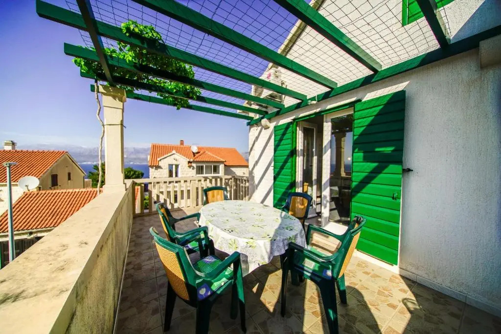 Apartments with a parking space Postira, Brac - 18472