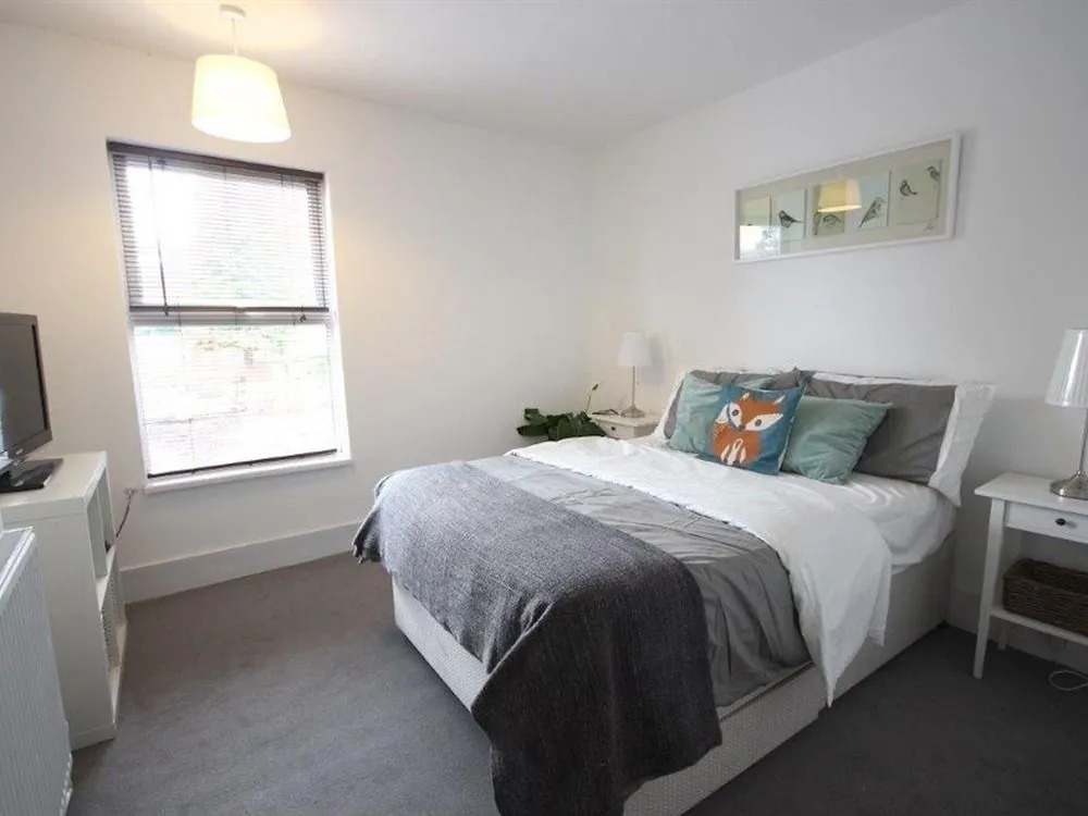 Hastings House - Modern 2 Bedroom House in Central Luton & Near Airport