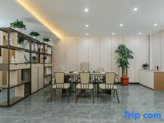 Li  Feng  Hua   Zhu  Homestay   House