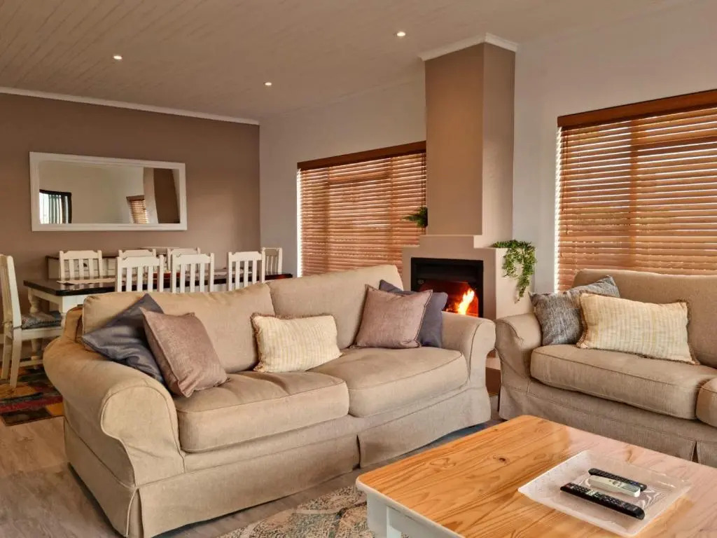 Die Braaihuis- sleeps 6, Large Veranda, Sea Views, Central and Fabulous