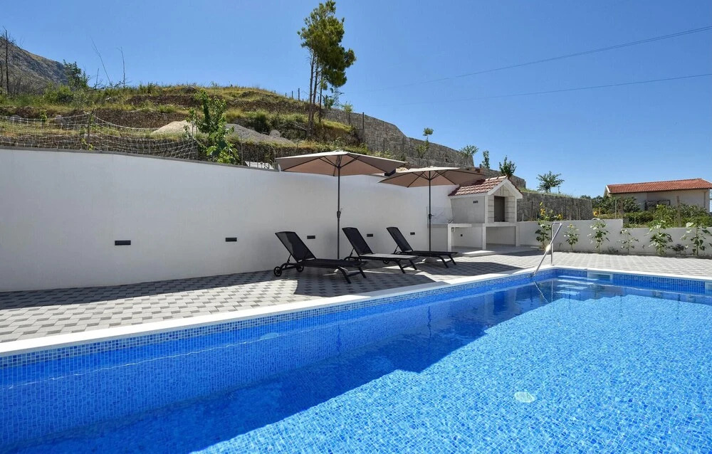 Amazing Apartment in Podstrana With 3 Bedrooms, Wifi and Outdoor Swimming Pool