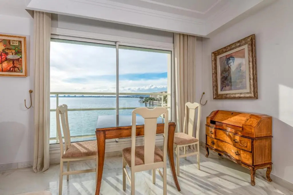 luxury apartement lake view