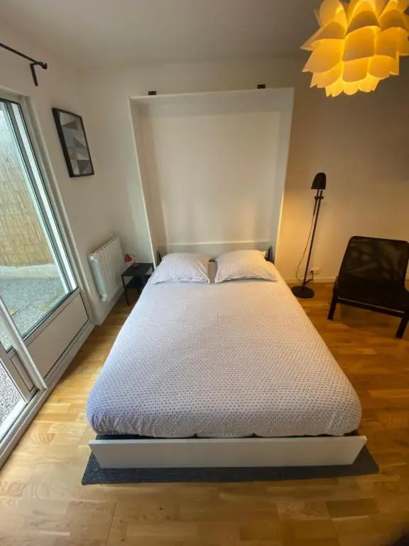 Grand studio de 38m2 et cour indépendante de 25m2 dont wifi et Netflix