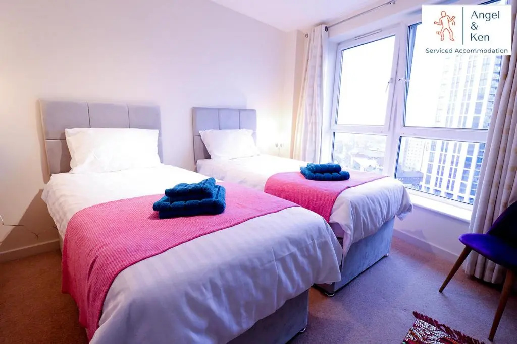 GREAT VALUE, 2 Bedroom Penthouse Apt at Angel & Ken Serviced Accommodation Woking