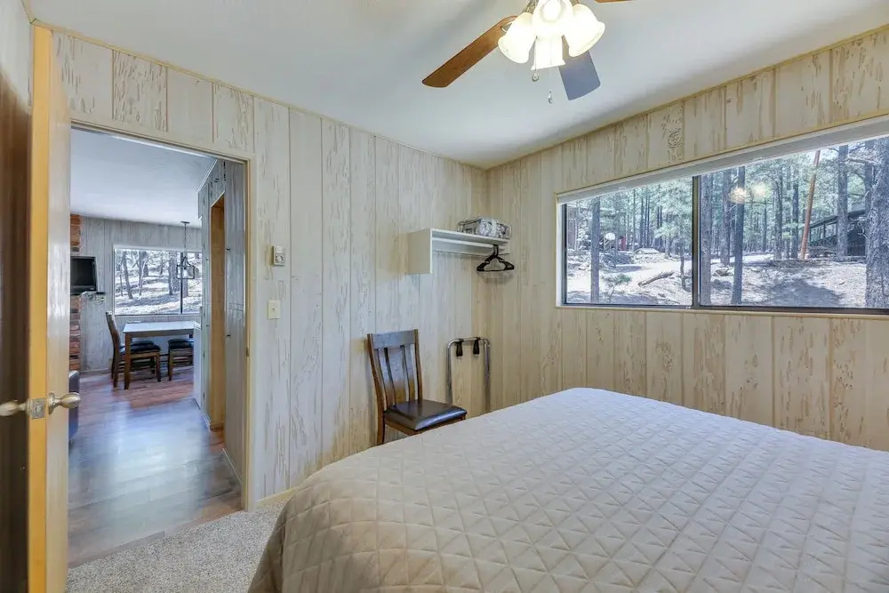 Covered Deck & Grill: Cozy Greer Hideaway!