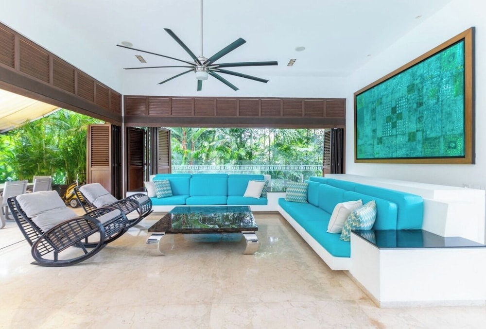Yeguas U6 by Wynwood House