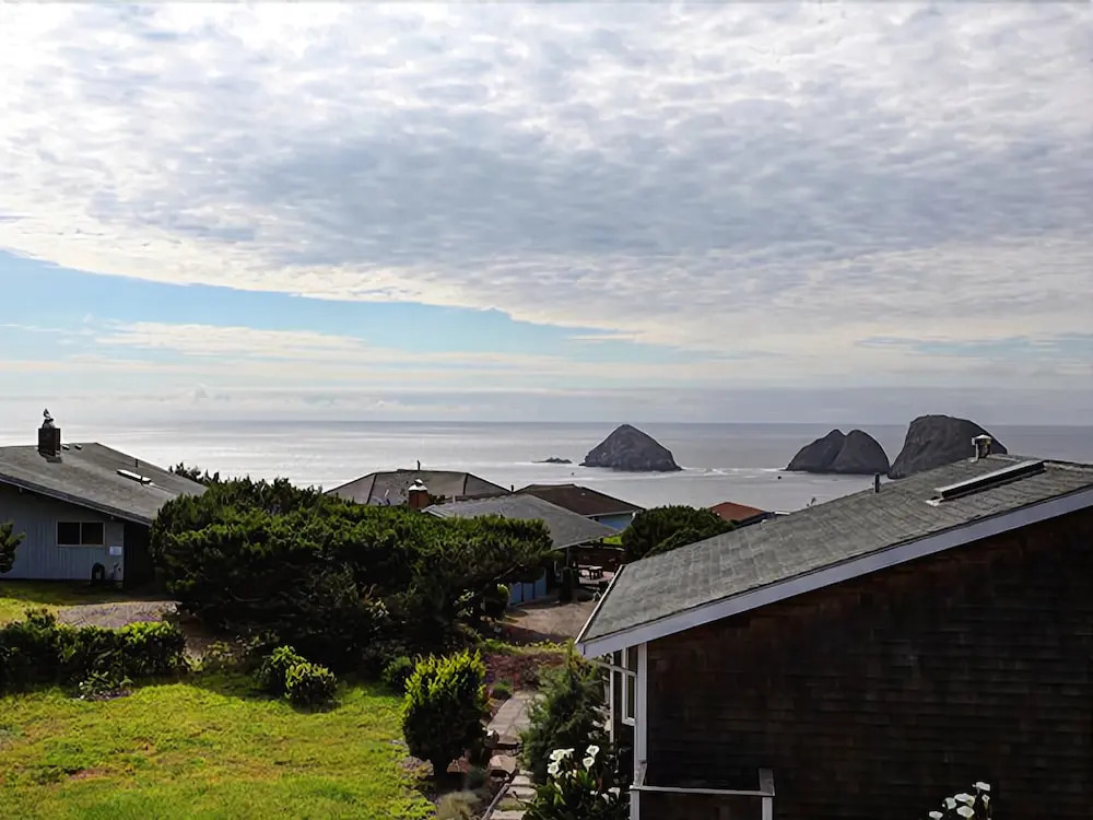Oceanside Perch 3 Br home by RedAwning
