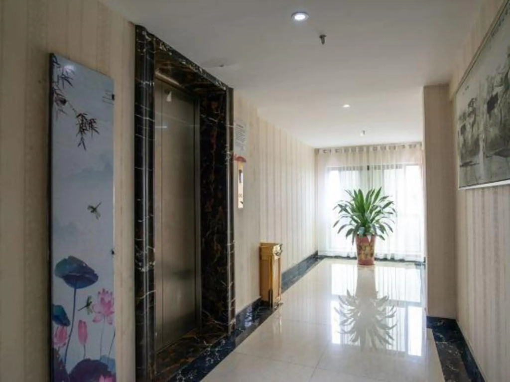 Qinyuan Holiday Hotel
