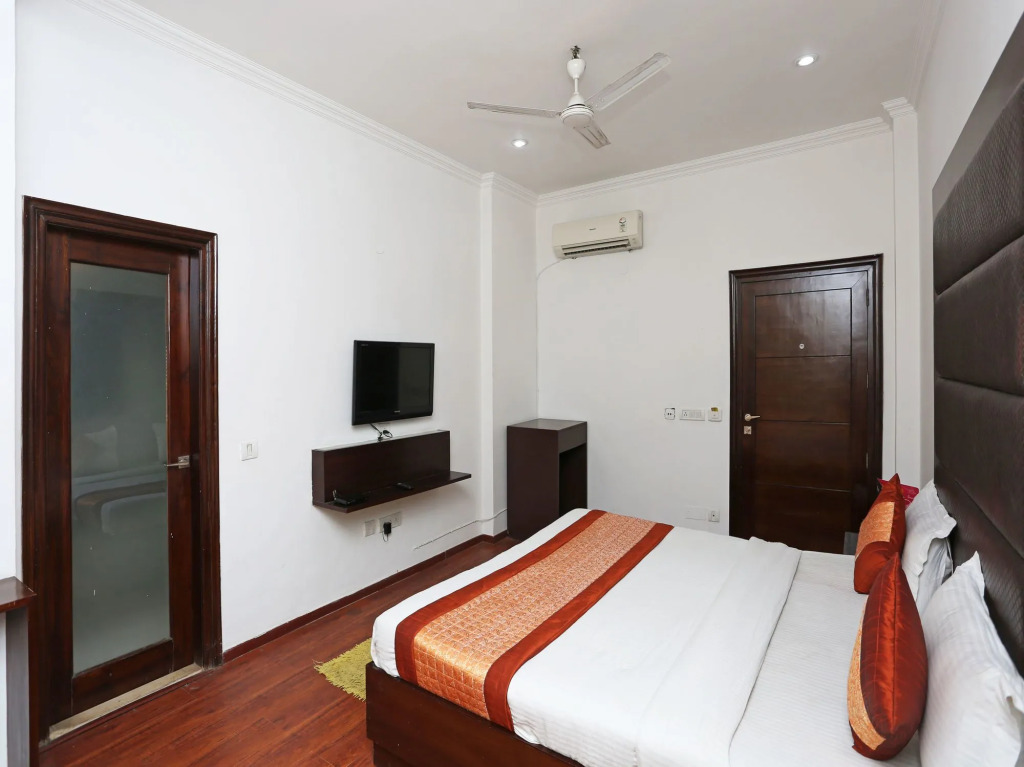 Hotel Pacific Inn Suites by OYO Rooms