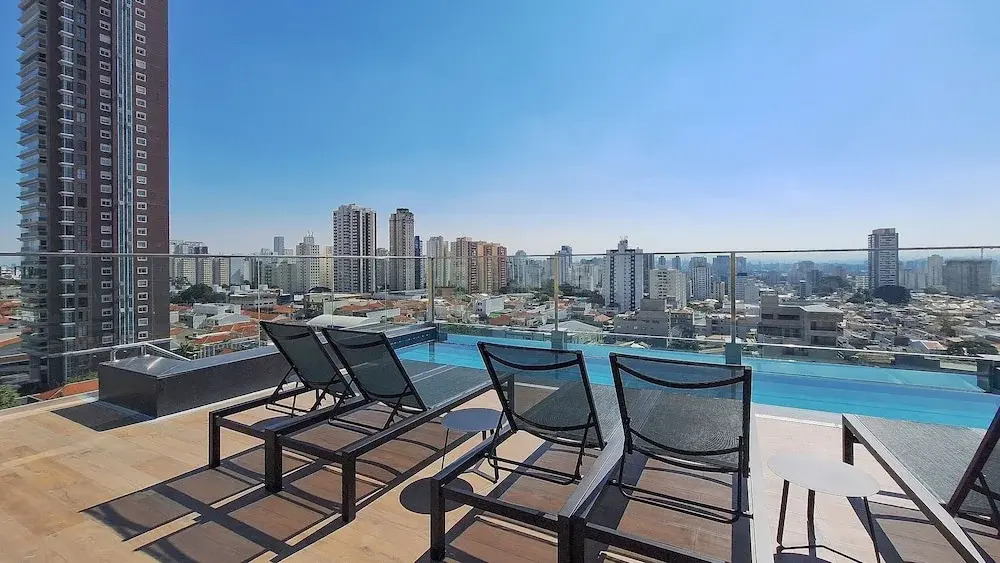 Estúdios com piscina e academia no rooftop
