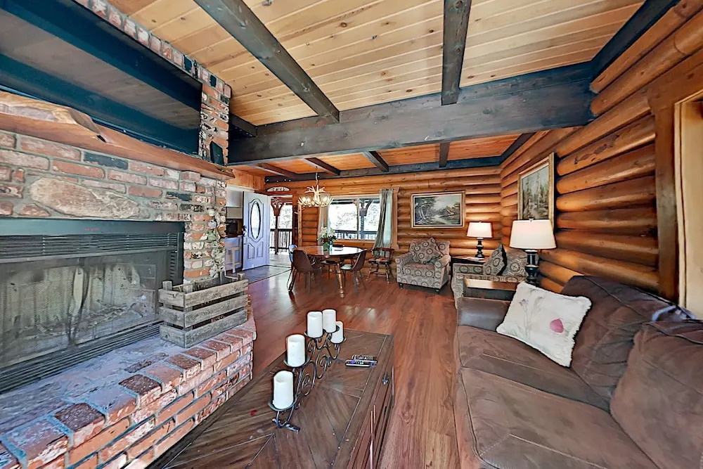Beautiful Log House: Large Deck & Private Hot Tub 3 Bedroom Home