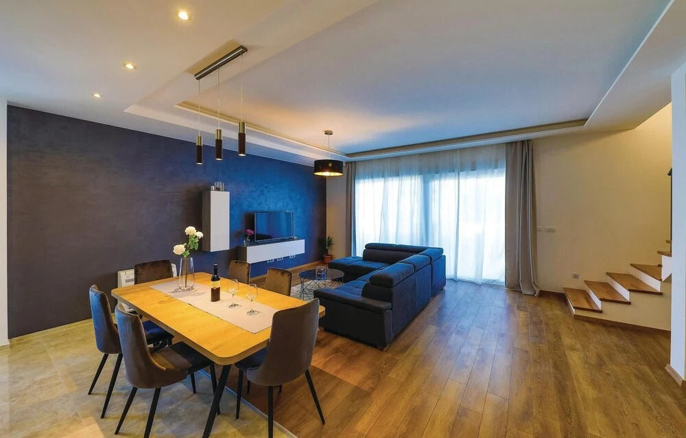 Nice Home in Kastel Luksic With 5 Bedrooms, Wifi and Outdoor Swimming Pool