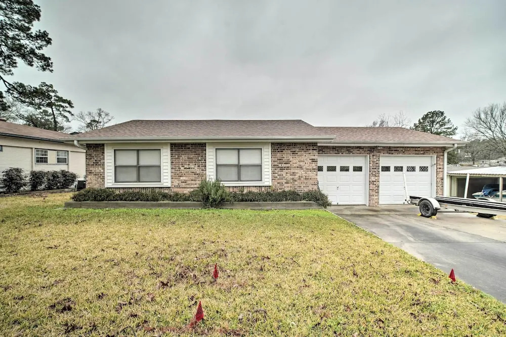 Lake Livingston Hideaway w/ Dock + Gas Grill!