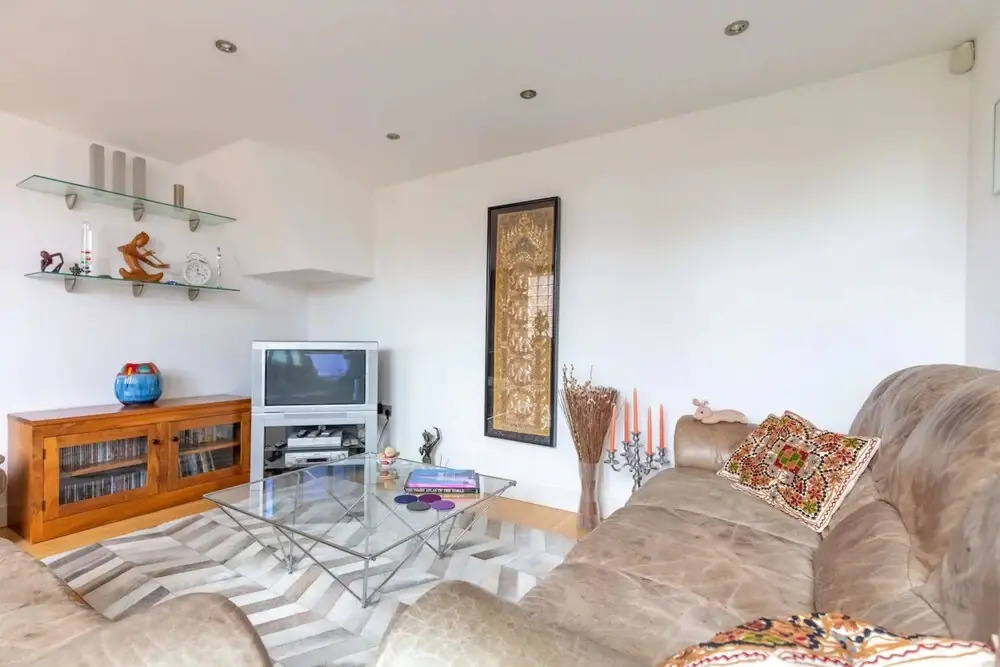 Spacious 2 Bedroom Apartment in Converted Warehouse in Brixton