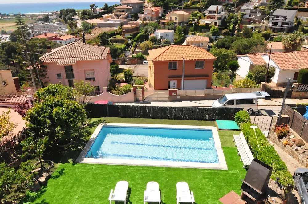 Amitie - Costa Barcelona by Homeholidaysrentals