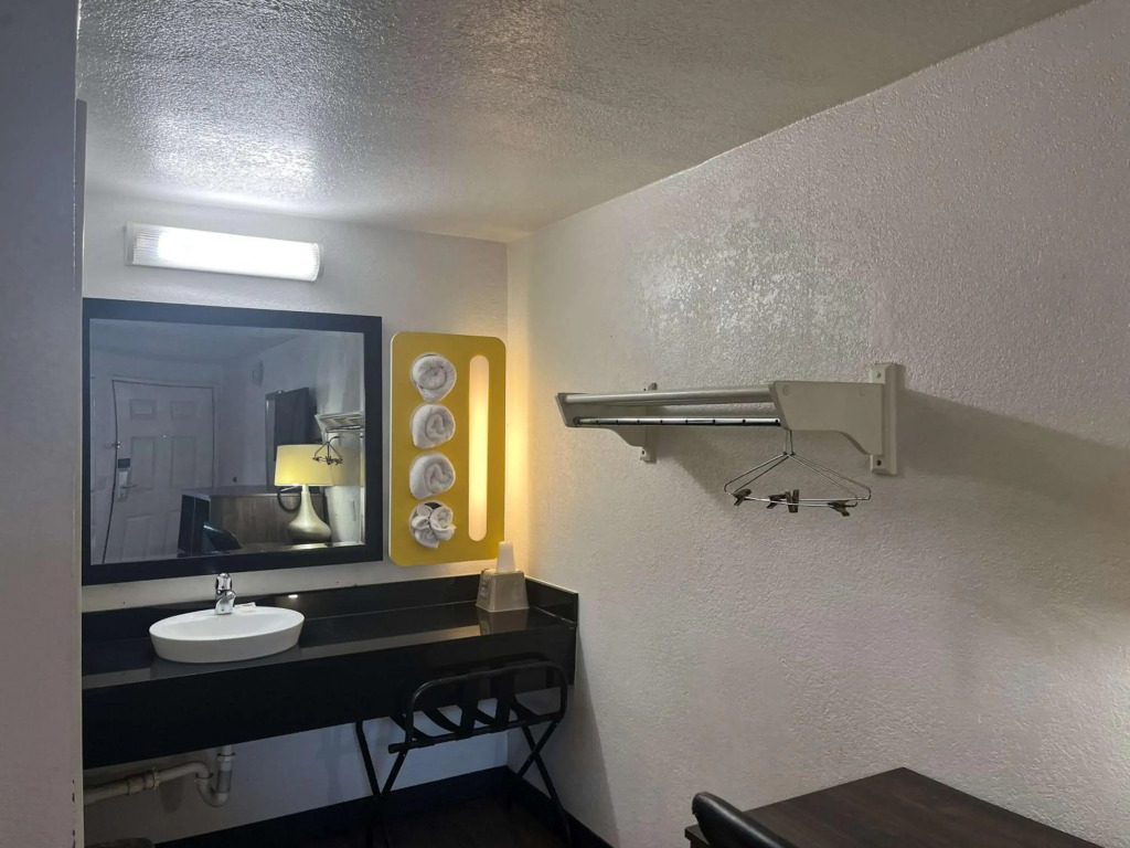 Motel 6 Cross Lanes, WV Goff Mountain Rd
