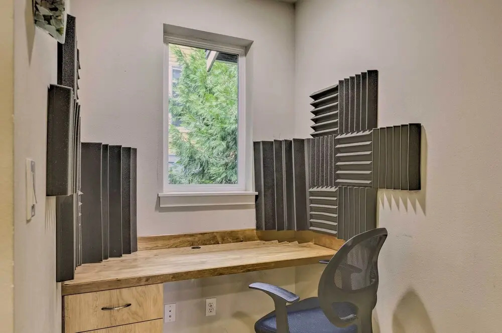 Walk to Local Shops & Eats! Quaint Issaquah Home