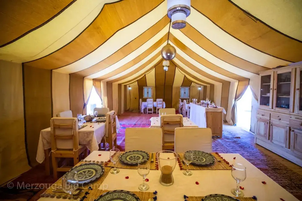 Splendid desert Saharian Luxury Camp in quiet and idyllic sand dunes