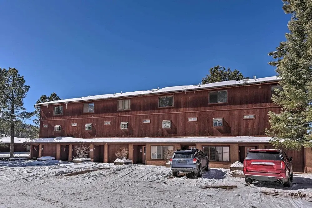Warm Townhome w/ Sauna at Angel Fire Ski Lift