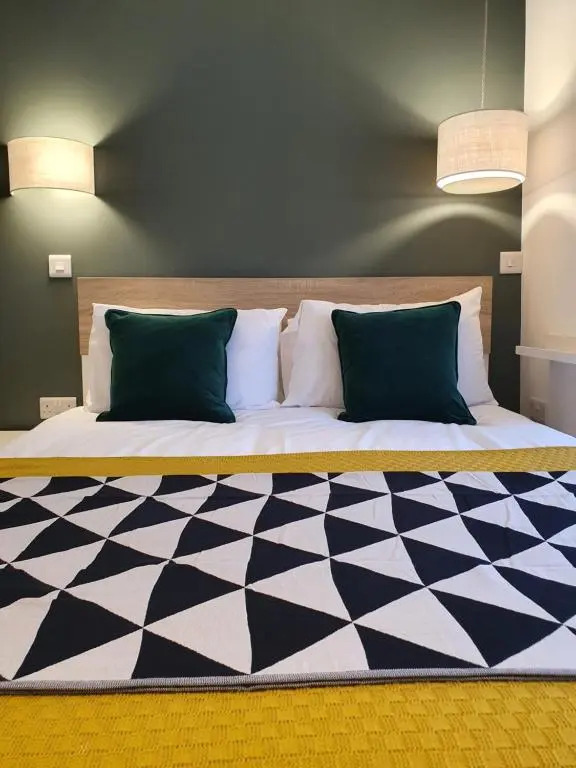 The Taylor Suite - Stunning 2-ensuite beds, Cathedral view roof garden
