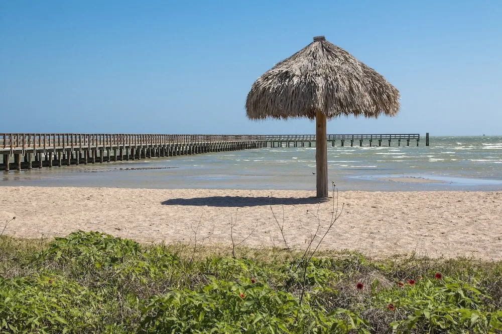 Brand-new Getaway W/ Screened Porch - Walk To Bay! 2 Bedroom Home
