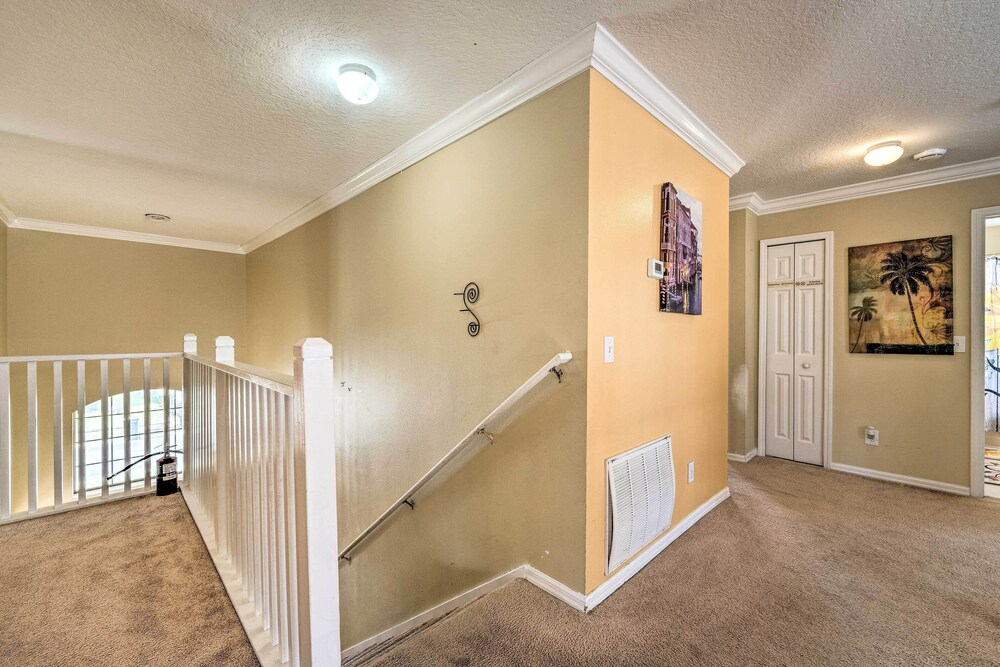 Spacious Family Home w/ Spa in Davenport