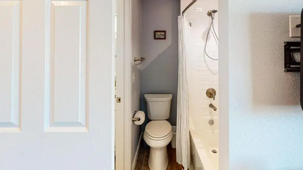 AH-E217 Remodeled Second Floor Condo, Across From The Shared Pool & Hot Tub