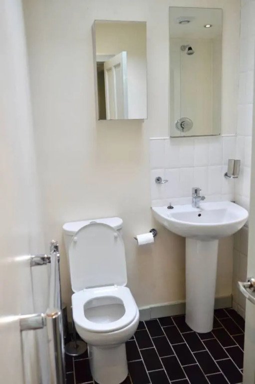 2 Bedroom Edinburgh Flat on Quiet Cobbled Street