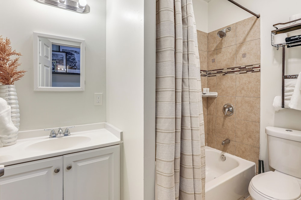 Walk to Patterson Park! Pet-friendly Townhome