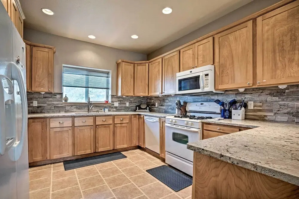 Gold Beach Townhome With Ocean Views & Sunroom!