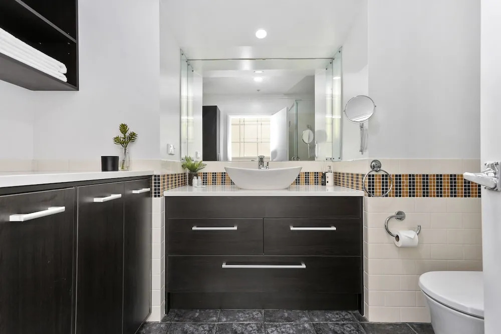 Renovated Apt with huge deck & car park