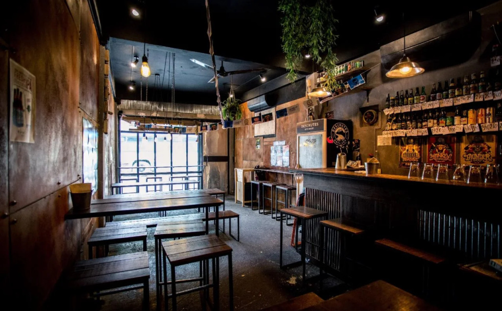 Sleepy Dealer Hostel Bar