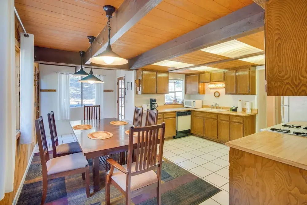 Quaint Big Bear Home w/ Hot Tub: 4 Mi to Skiing!